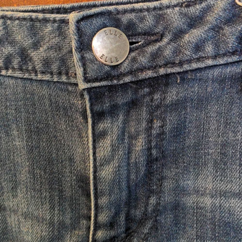 2 for $20 Elle Medium Wash Distressed Denim Rolled Leg Jean Shorts Sz 4 - Picture 5 of 10